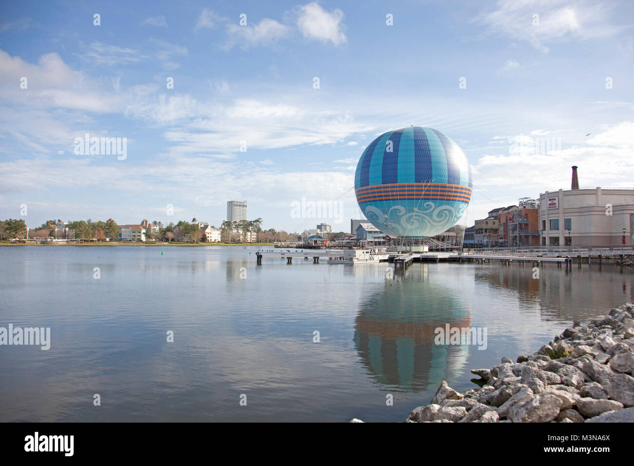 4 février 2018 : Orlando, Floride : Hot Air Balloon prêts à voler à ressorts avec Disney derrière Lake Buena Vista Banque D'Images