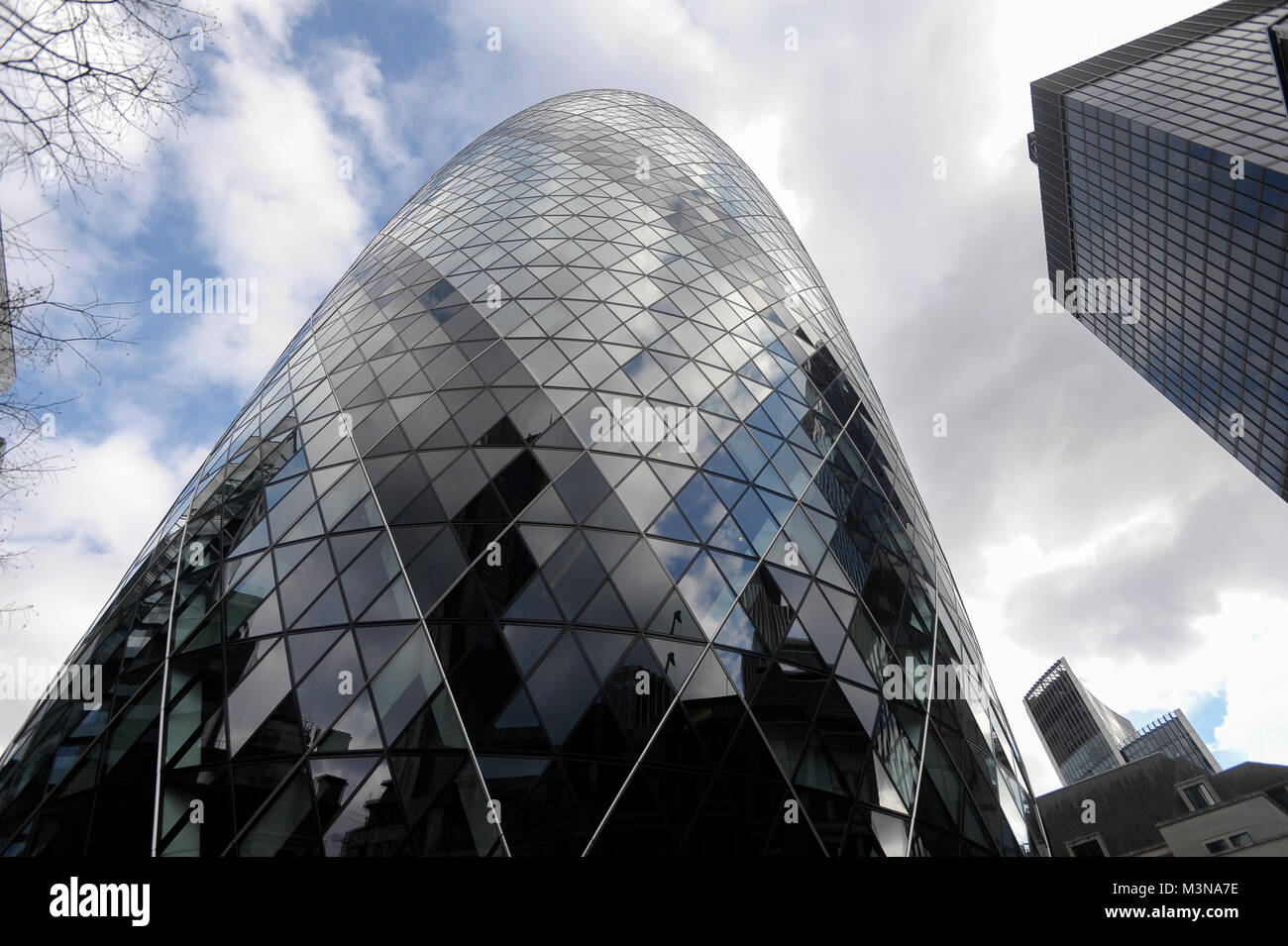 180 mètres de gratte-ciel 30 St Mary Axe (aussi appelé la tour Swiss Re ou le Ghurkin) 2001-2003 par sir Norman Foster et gratte-ciel de 118 mètres Banque D'Images