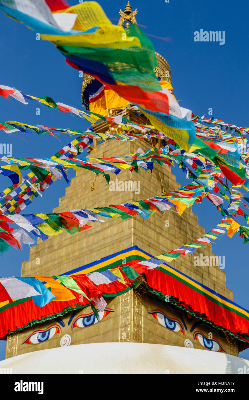 Stupa Boudhanath avec les drapeaux de prières, Katmandou, Népal. Vertical image. Banque D'Images