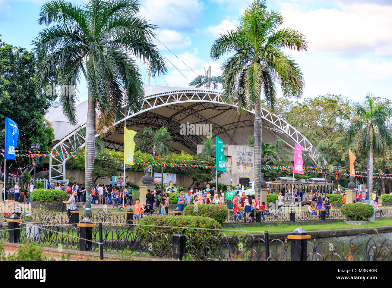 Manille, Philippines - Dec 4, 2018 : Rizal Park Auditorium en plein air et le lagon à Manille. Rizal Park, également connu sous le nom de Luneta Park est un urbain historique p Banque D'Images