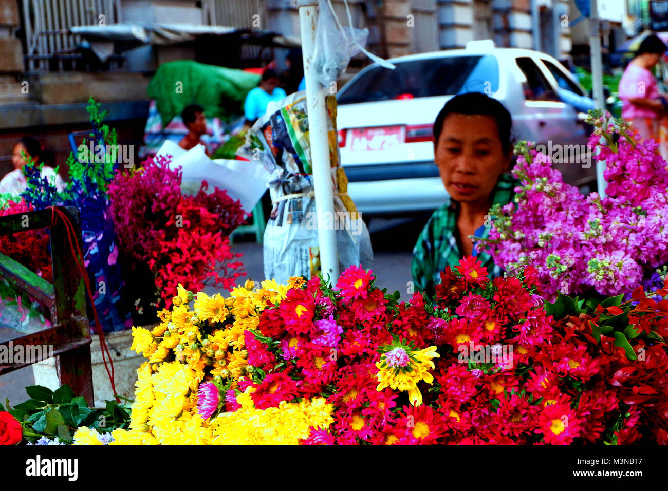 Marchande de fleurs dans la vieille ville de Yangon Myanmar Banque D'Images