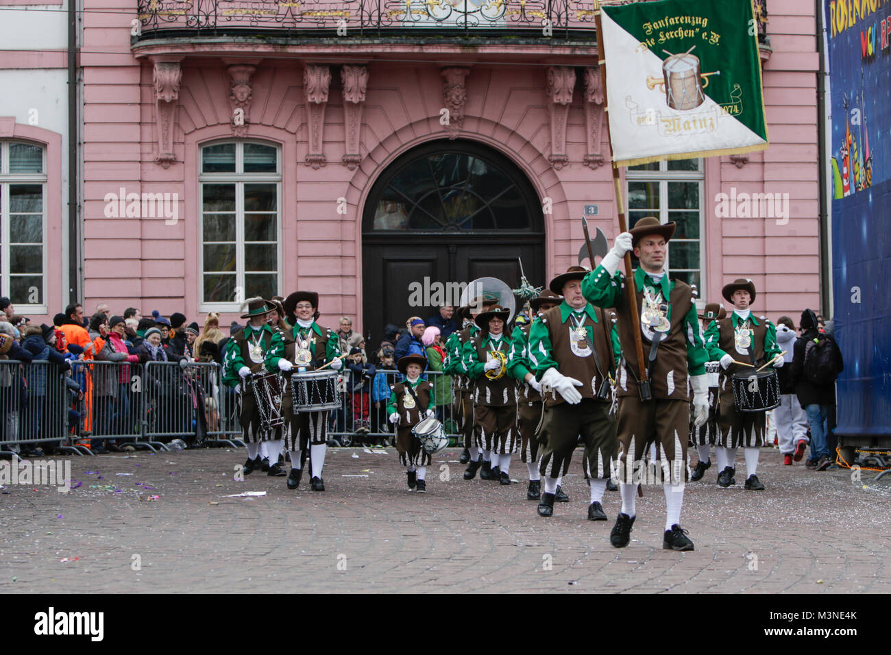 Mainz, Allemagne. 10 fév, 2018. Les membres de la Fanfarenzug Die Lerchen marching band joue dans la parade. Les enfants des écoles et des jardins d'enfants à Mayence Mayence a défilé dans dans le défilé annuel de la jeunesse. Ils étaient accompagnés par des membres de la gardes de carnaval et les clubs de Mayence. Crédit : Michael Debets/Pacific Press/Alamy Live News Banque D'Images