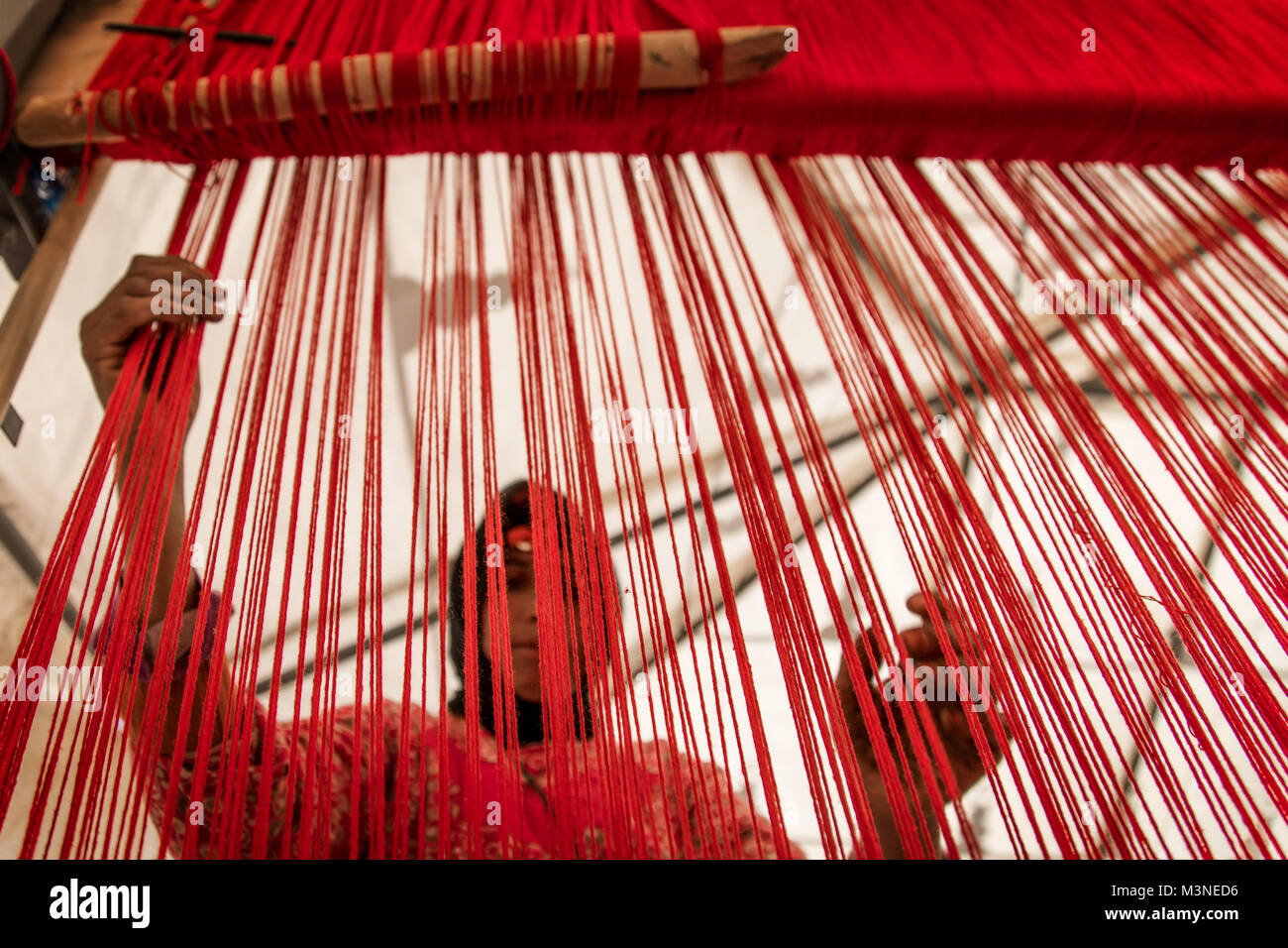 Femme musulmane tissage de travail traditionnel en bois weaver Maroc Haut Atlas Banque D'Images