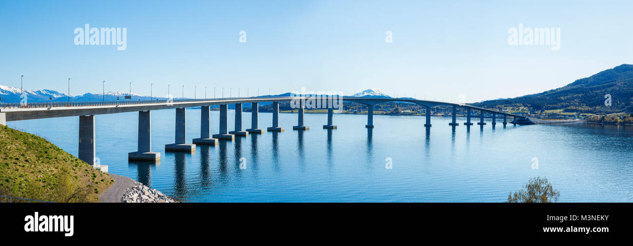 Panorama d'un bridge en Norvège Banque D'Images