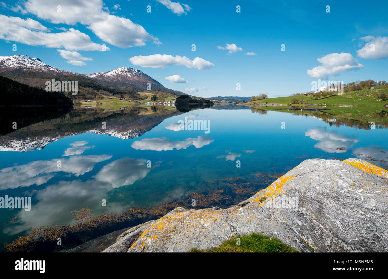 Beau paysage avec le lac en Norvège Banque D'Images