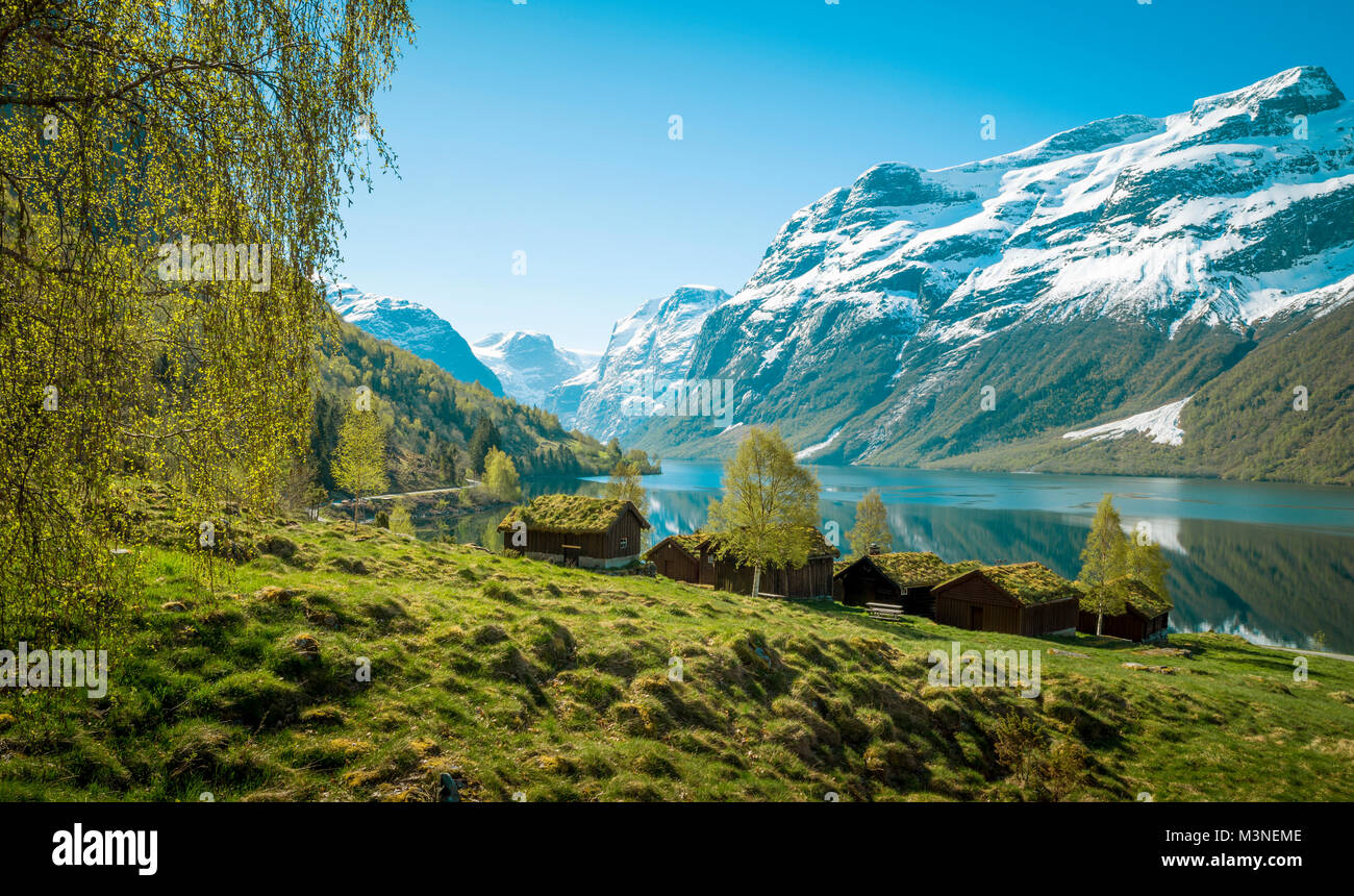 Beau paysage norvégien avec ancienne ferme, le lac et les montagnes Banque D'Images