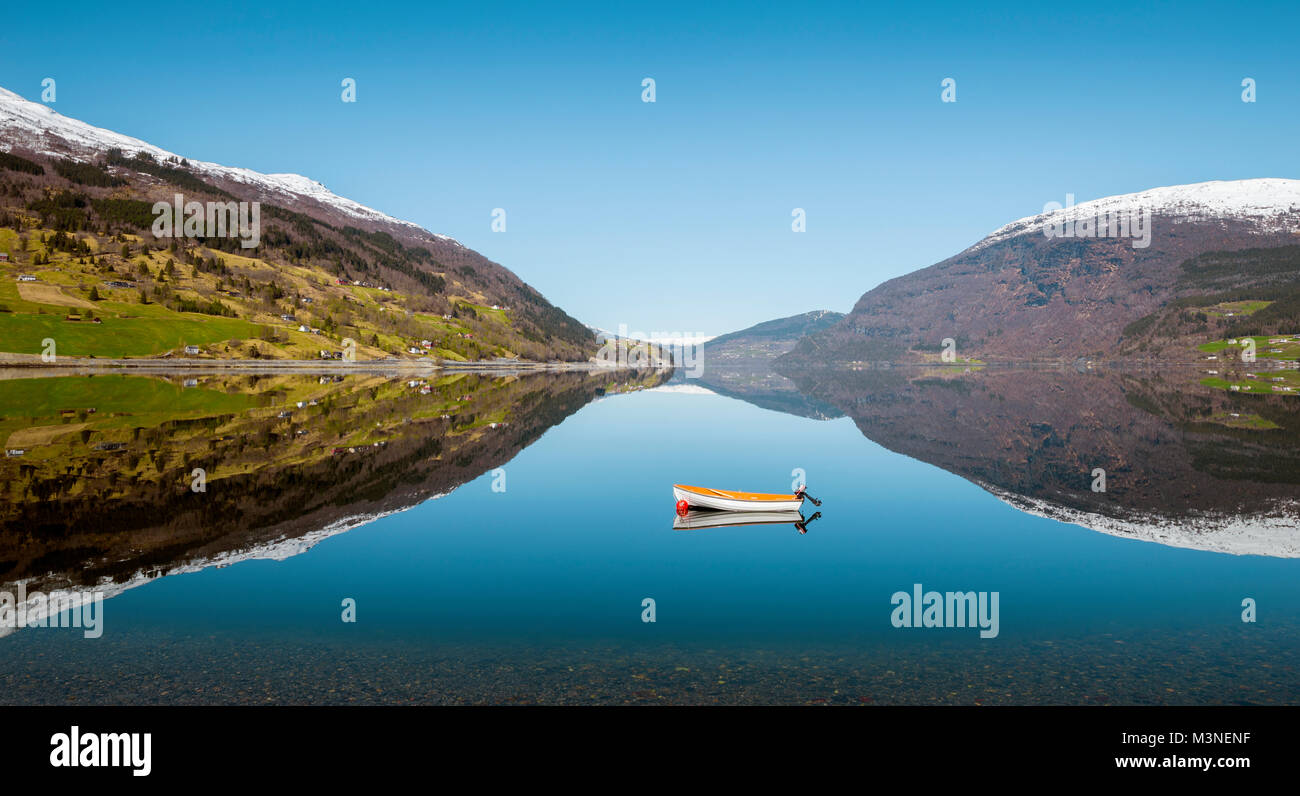 Fjord de panorama avec voile et de l'eau reflet, Norvège Banque D'Images