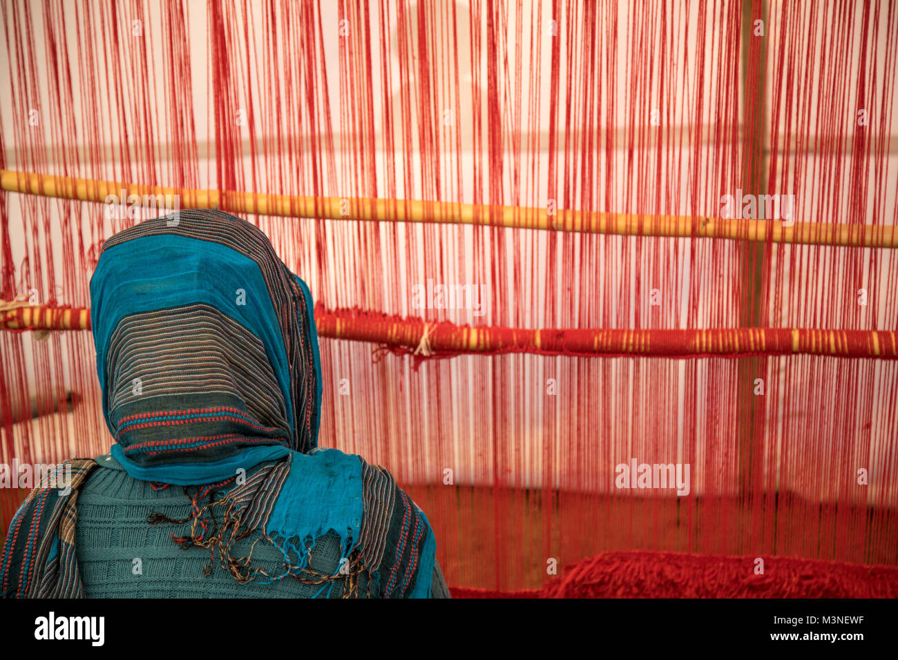 Femme musulmane tissage de travail traditionnel en bois weaver Maroc Haut Atlas Banque D'Images