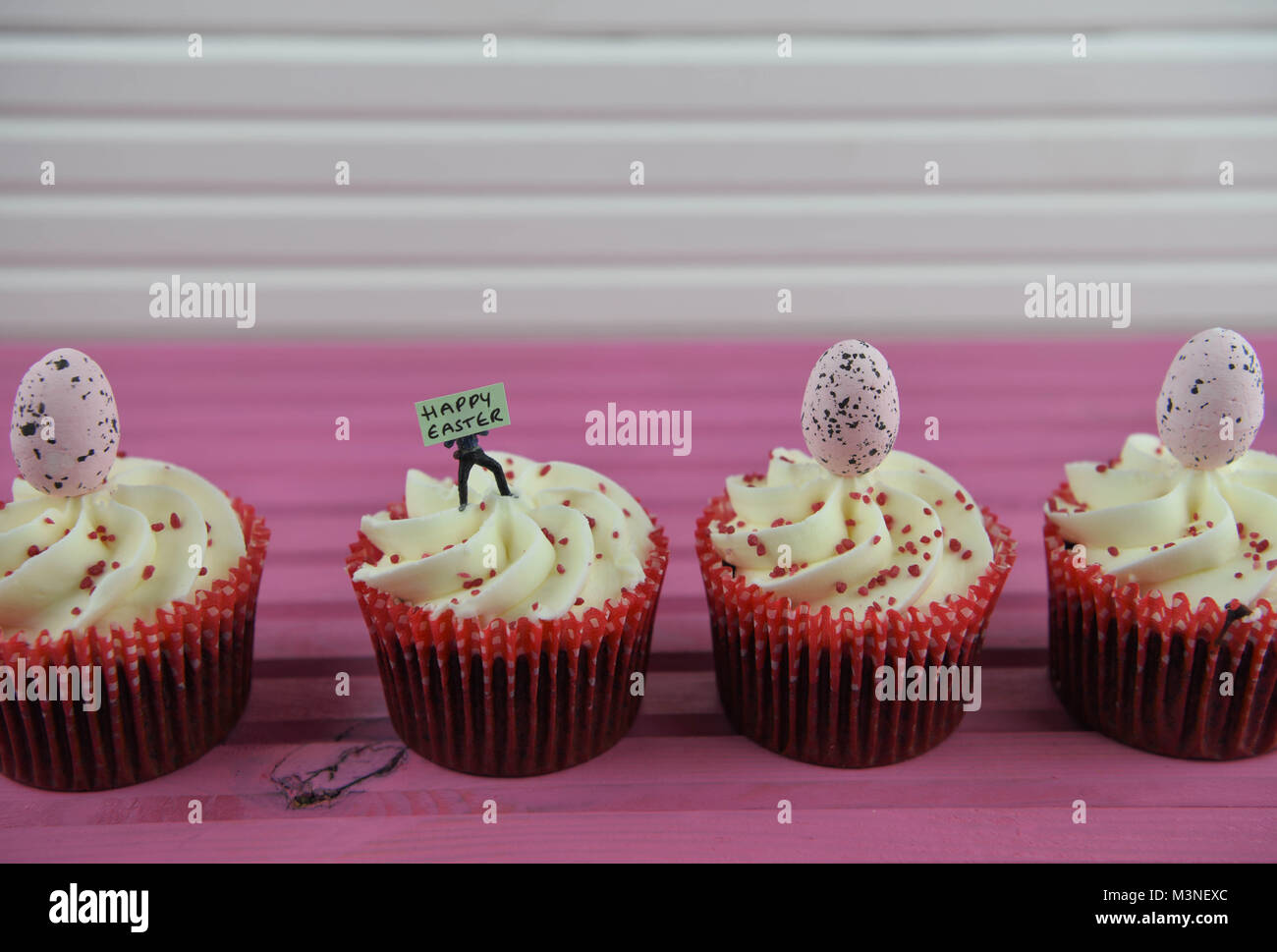 Temps de Pâques cupcakes avec nourriture et figurine miniature personne panneau pour Joyeuses Pâques Banque D'Images