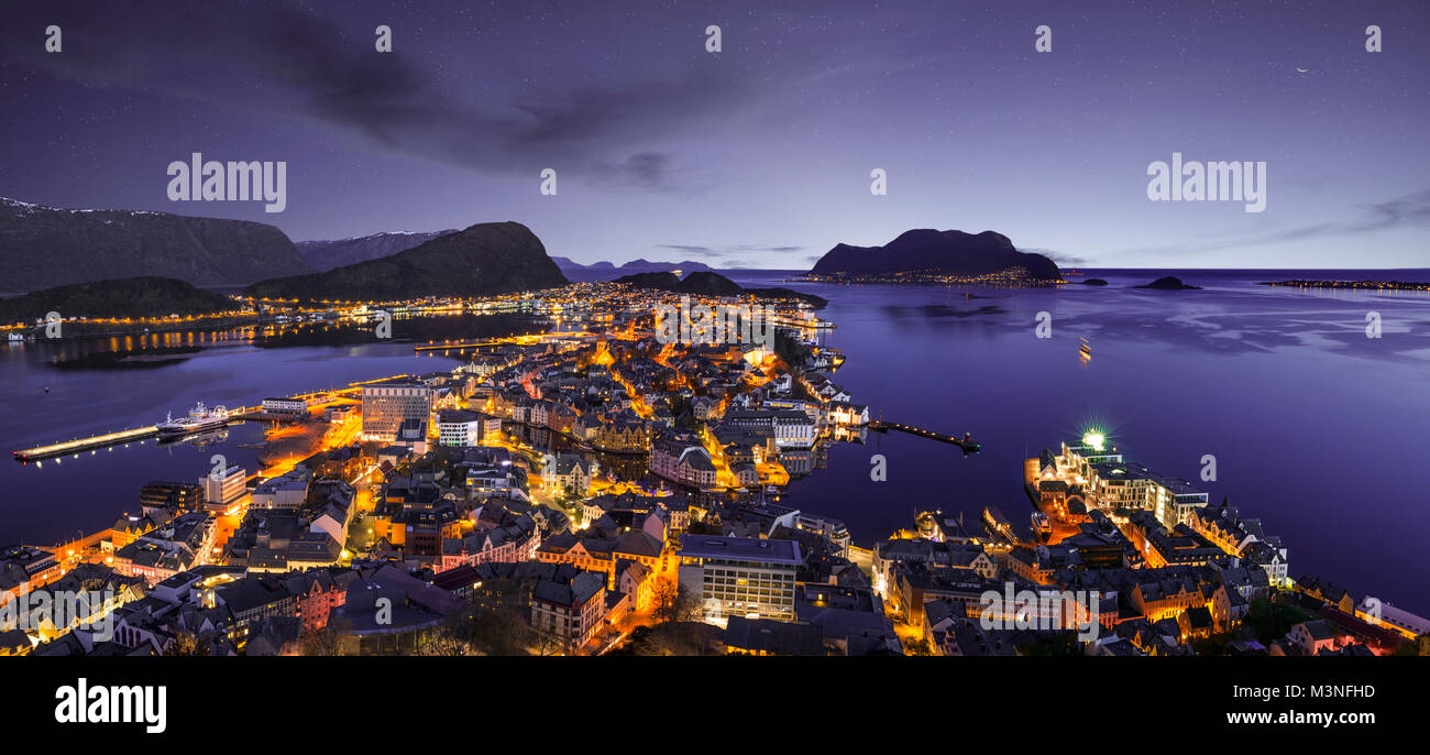 Alesund skyline panorama par nuit Banque D'Images