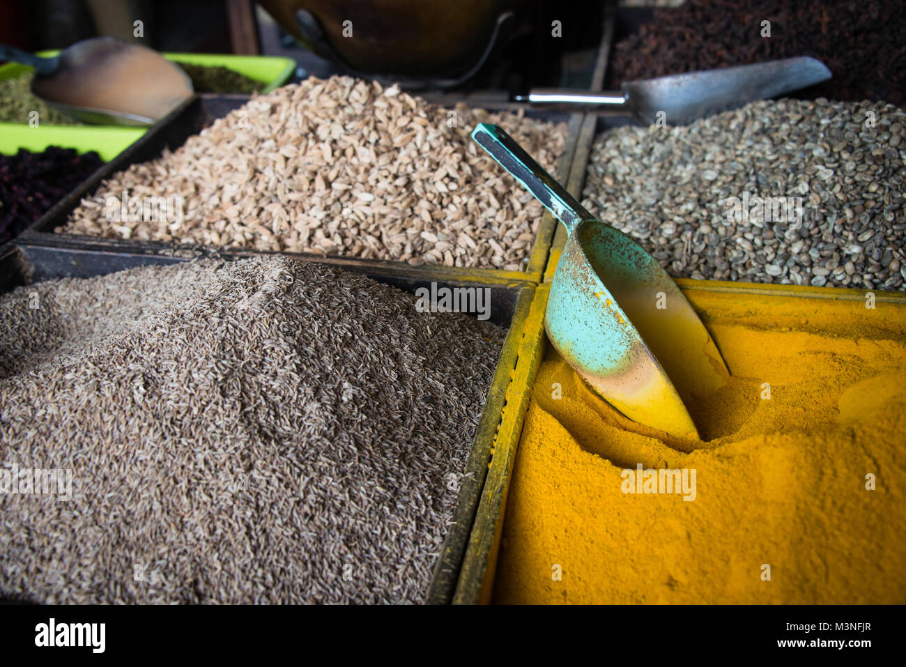 Les épices et les grains de poudre de cari pour la vente au marché Darajani à Stone Town, Zanzibar Banque D'Images