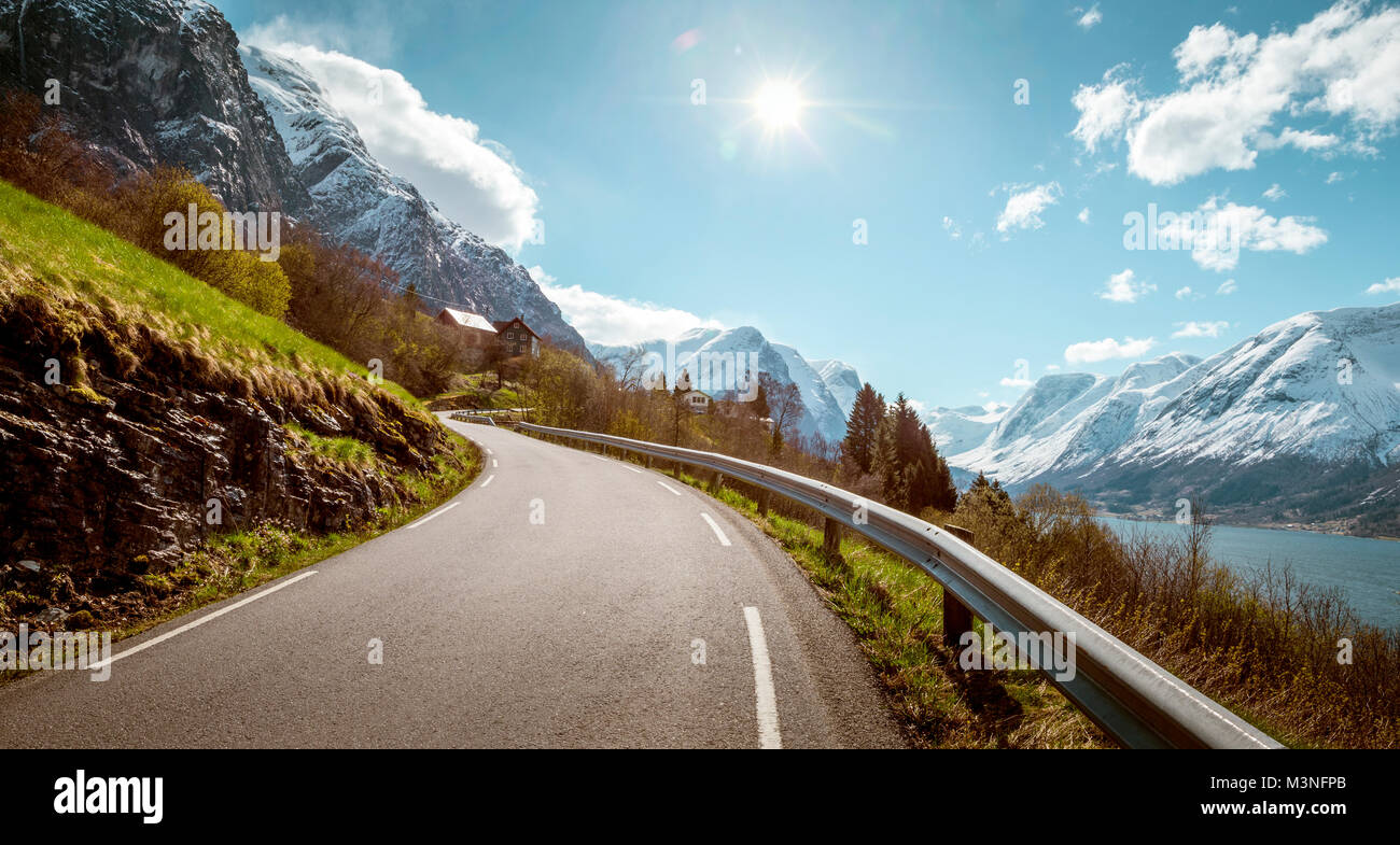 Route de montagne étroite en Norvège Banque D'Images