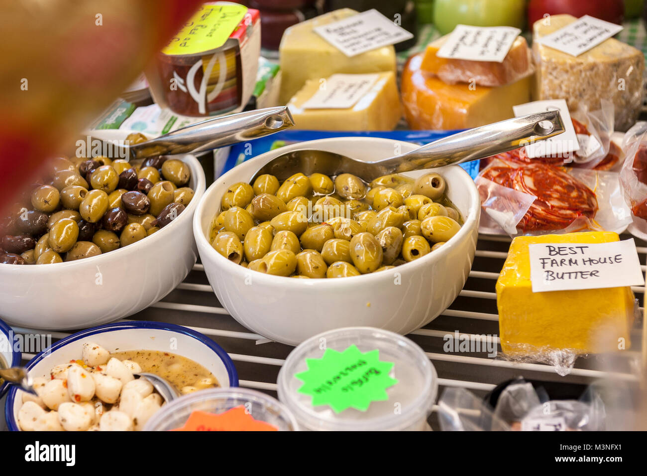 Plat méditerranéen d'olives sur l'affichage à un marché local Banque D'Images