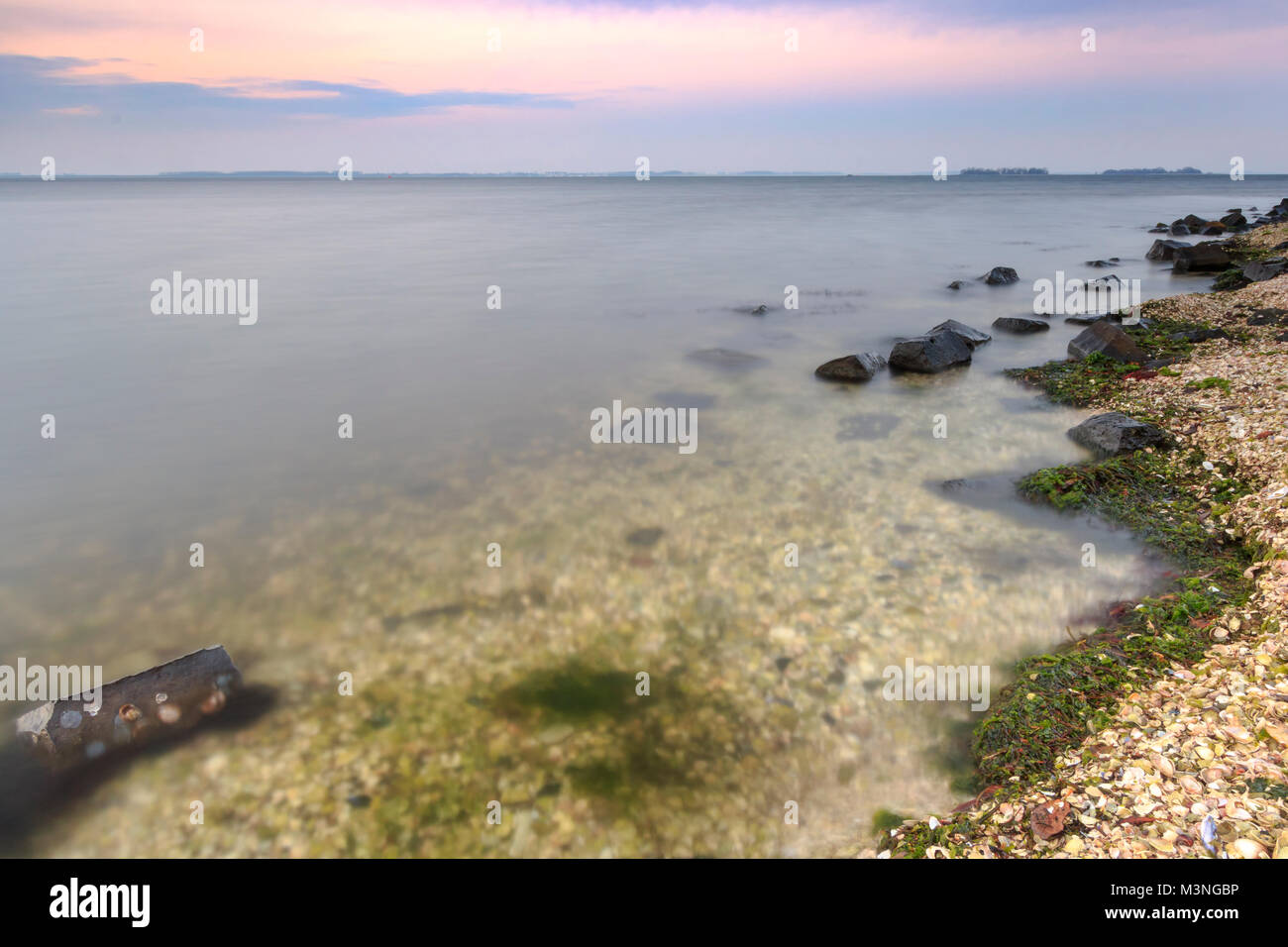 Magnifique coucher de soleil sur le Grevelingenmeer Zélande, Pays-Bas.  C'est le plus grand lac d'eau salée en Europe avec beaucoup de tourisme,  sports nautiques et Photo Stock - Alamy