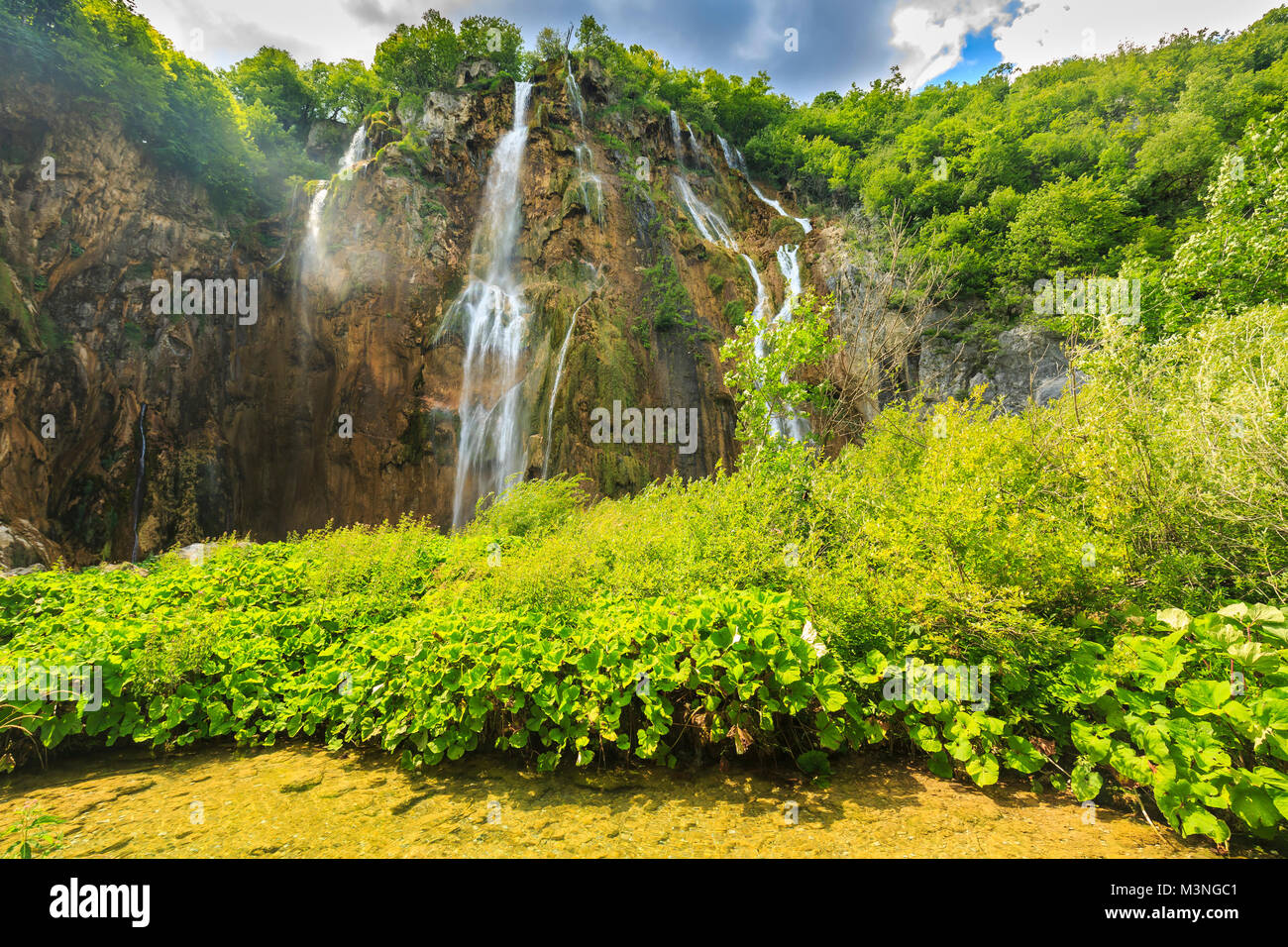 Close up of blue cascades dans une forêt verte pendant la journée en été.Les lacs de Plitvice, Croatie Banque D'Images
