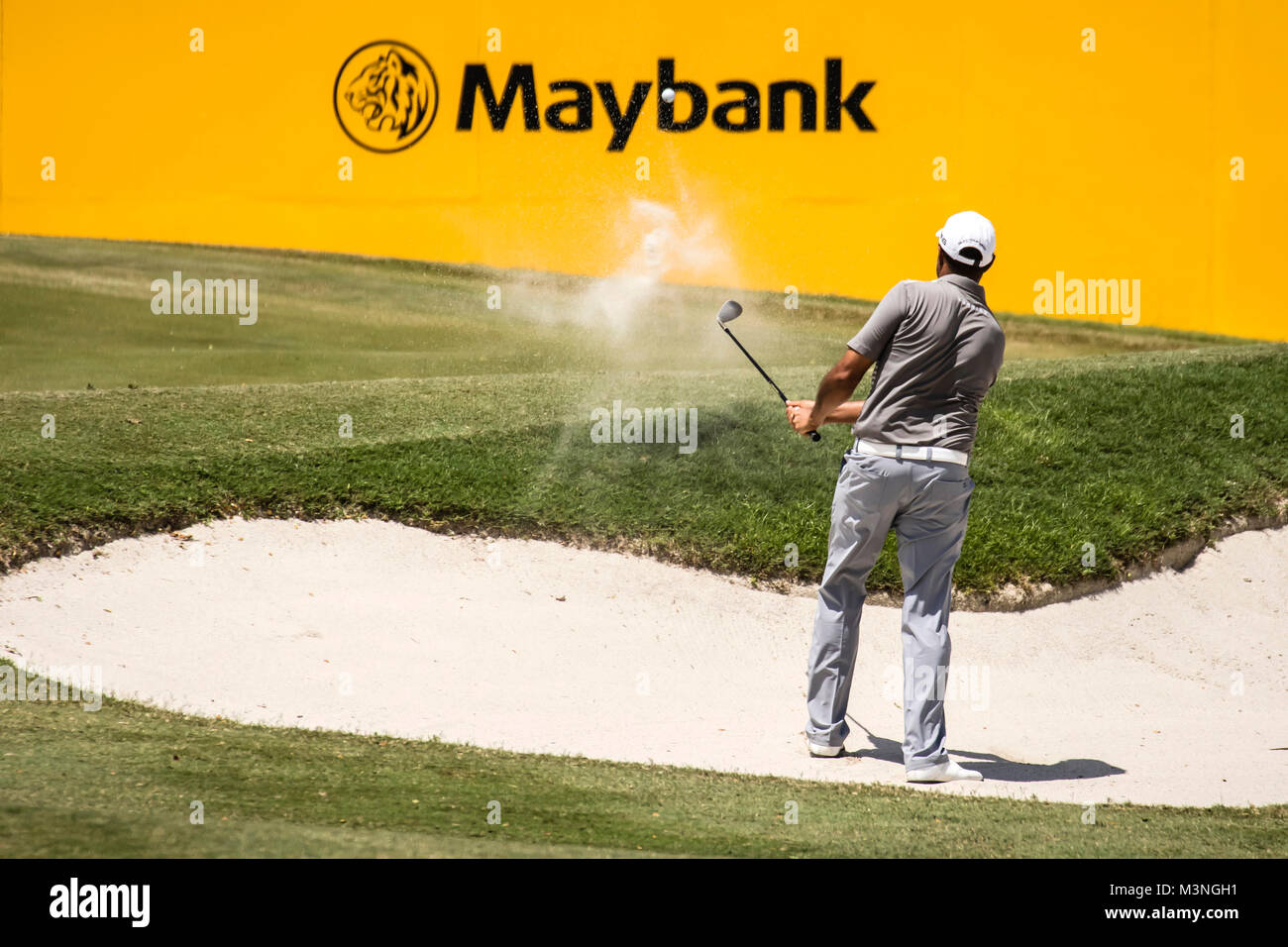 Kuala Lumpur, Malaisie. 4 Février, 2018. Golfeur anglais Andrew Johnston hits un bunker tiré sur le championnat 2018 Maybank. © Danny Chan. Banque D'Images