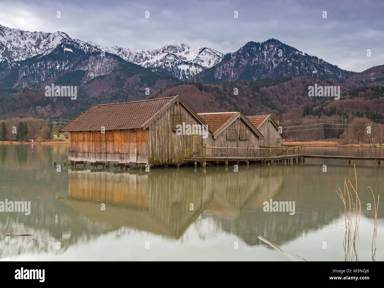 Les hangars à bateaux au lac Kochelsee, Bavière, Allemagne, sur une soirée d'hiver Banque D'Images