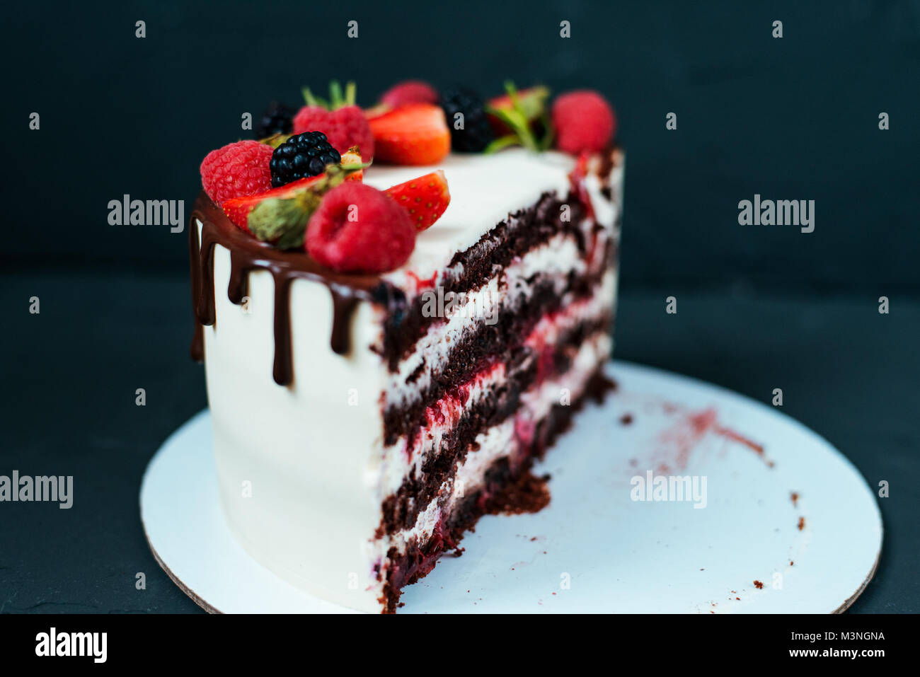 Tranches De Gateau Sur Fond Noir Avec Fraise Framboise Blanc Creme Avec Des Saveurs De Chocolat Bouffant Sur Les Etages Photo Stock Alamy