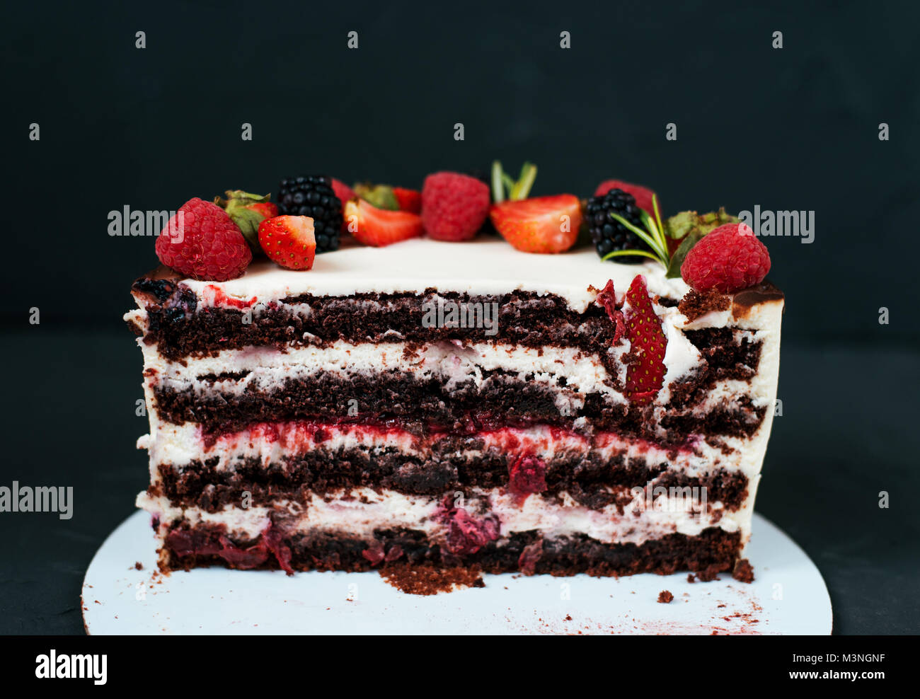 Couper Le Gateau Cremeux Sur Fond Noir Avec Fraise Framboise Blanc Creme De Dietetique Chocolat Avec Couches De Petits Fruits Photo Stock Alamy Couper Le Gateau Cremeux Sur Fond Noir Avec Fraise Framboise Blanc Creme De Dietetique Chocolat Avec Couches De Petits Fruits Photo Stock Alamy