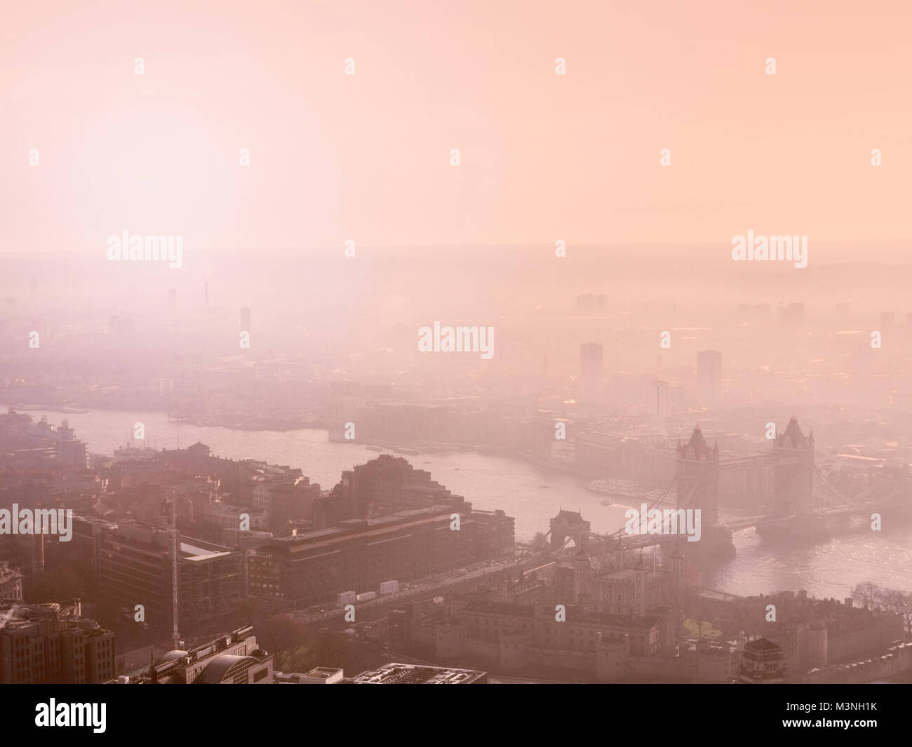 Une vue classique de la pollution atmosphérique ou de brouillard dans l'air au-dessus de Londres avec le Tower Bridge au premier plan Banque D'Images