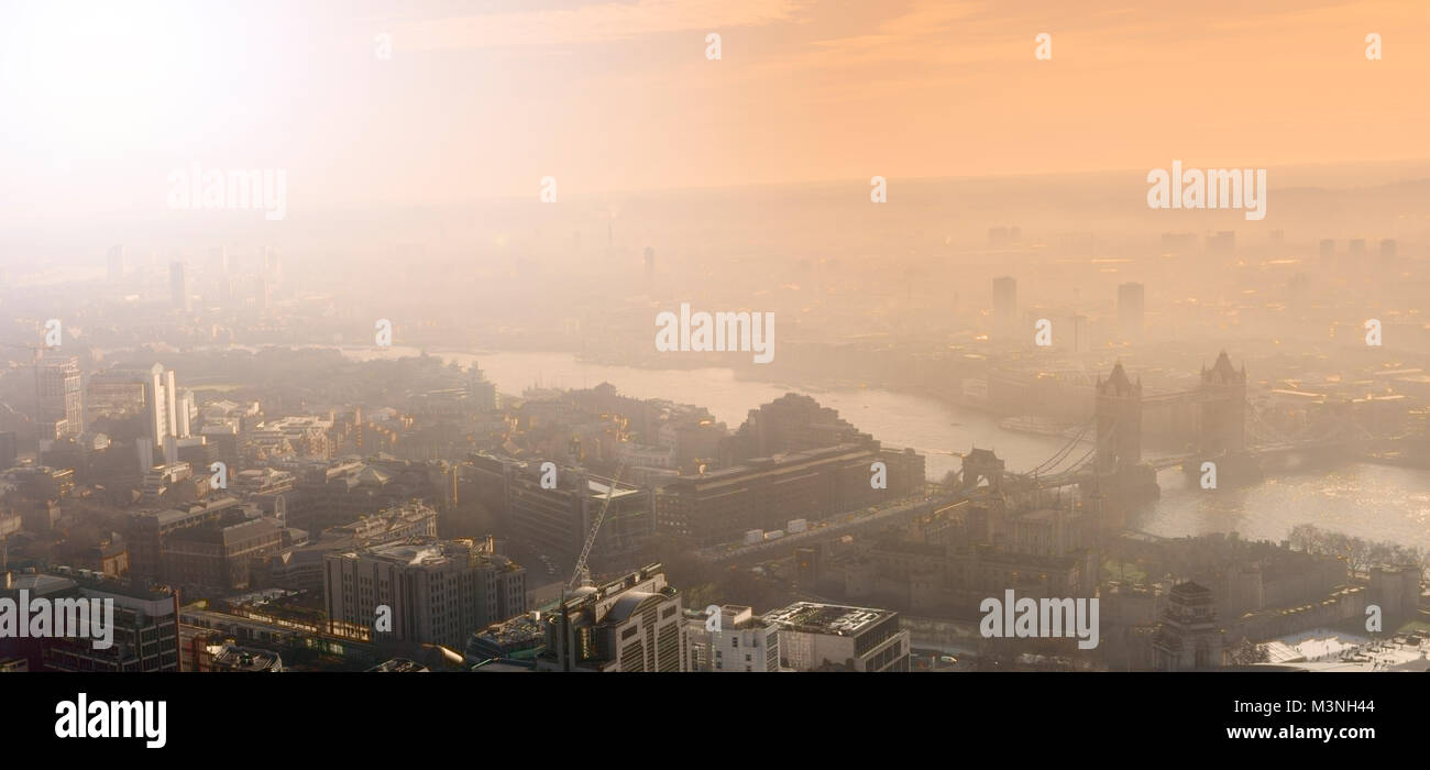 Une vue classique de la pollution atmosphérique ou de brouillard dans l'air au-dessus de Londres avec le Tower Bridge au premier plan Banque D'Images