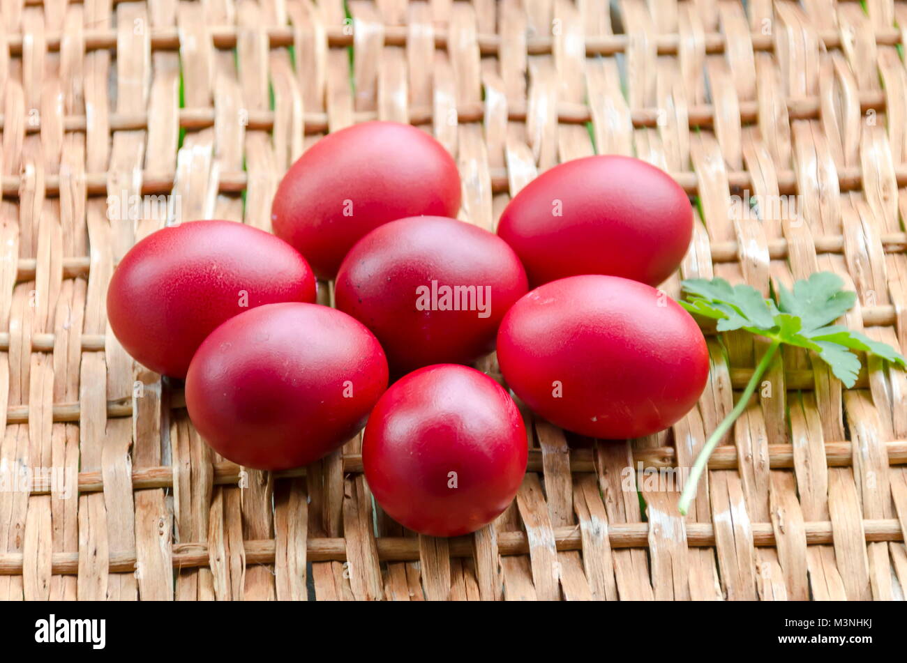 Pâques oeufs rouge peinture Gros plan sur table en osier, Sofia, Bulgarie Banque D'Images