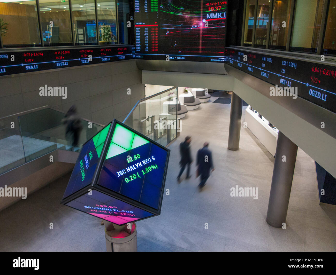 L'intérieur de la Bourse de Londres avec les chiffres floue et aller au travail Banque D'Images