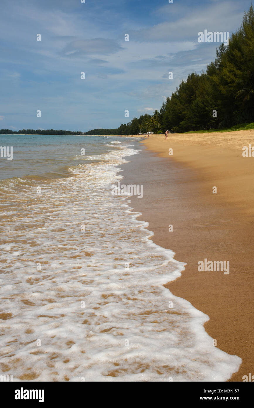 Belle vue verticale d'une plage de sable jaune déserte avec écume de mer écumeuse de Khao Lak en Thaïlande Banque D'Images