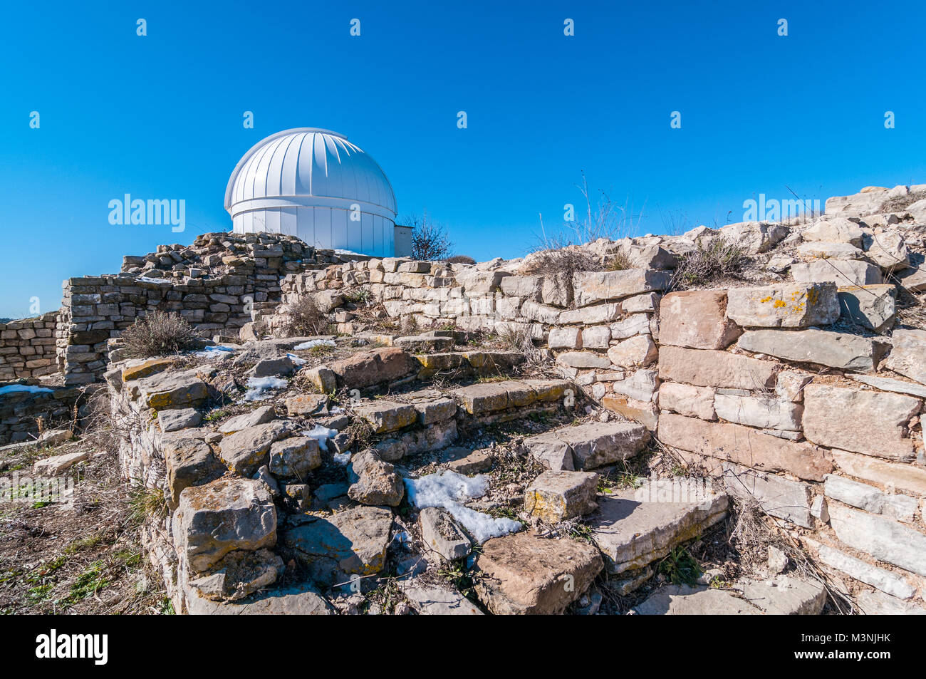 Observatoire astronomique de Castelltallat et les ruines du château de Castelltallat, Catalogne, Espagne Banque D'Images