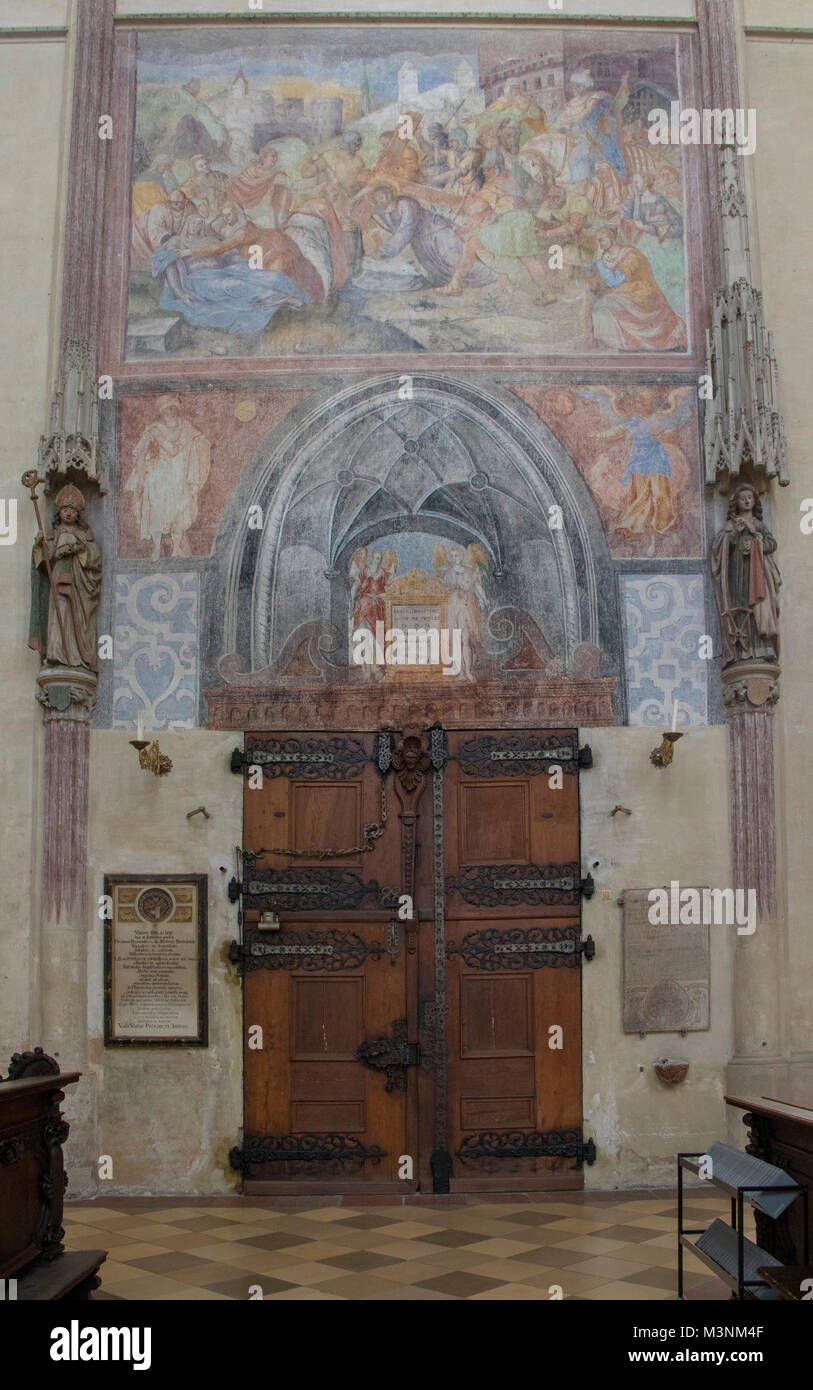 Porte et la peinture murale de la passion du Christ Eglise Saint-Martin, Landshut, Bavière, Allemagne Banque D'Images