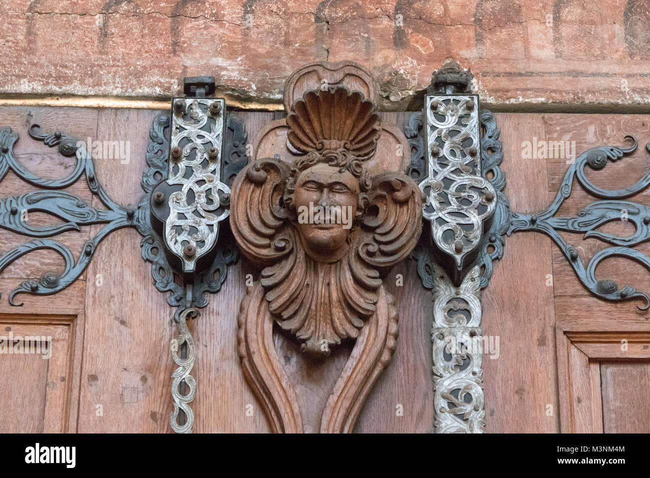 Détail de porte sculptée en bois, Eglise Saint-Martin, Landshut, Bavière, Allemagne Banque D'Images