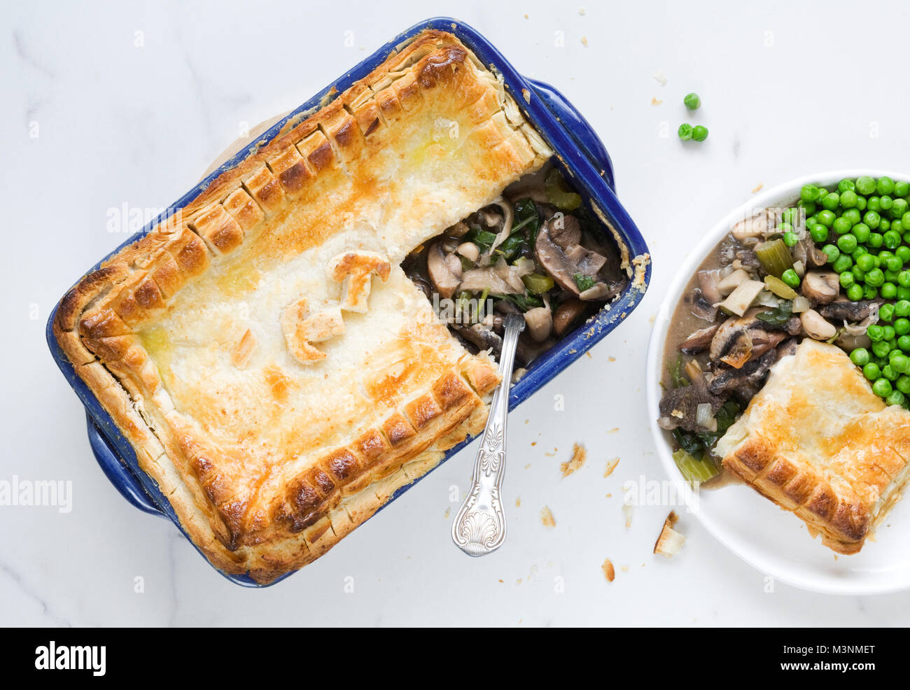 Champignons fait maison et de haricots tarte sur un fond de marbre. Banque D'Images