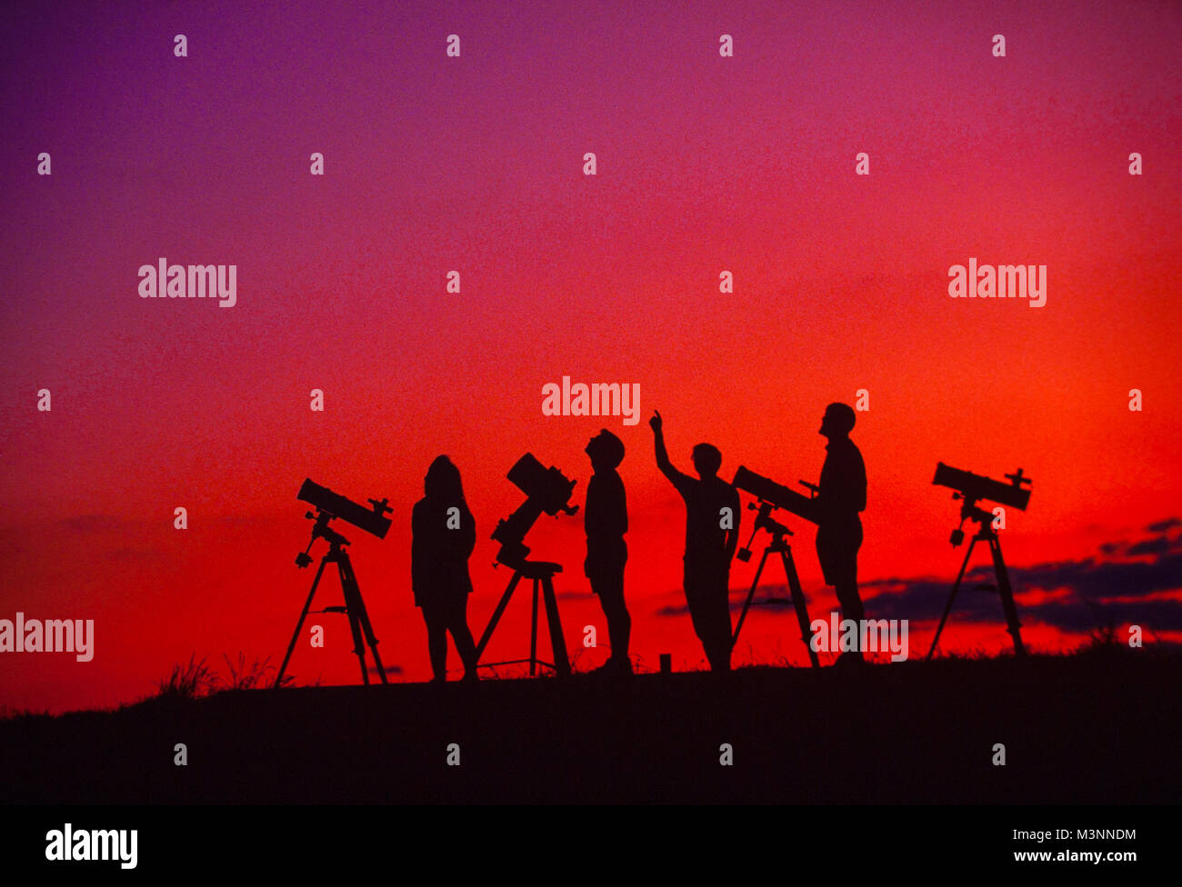 Les astronomes amateurs avec leurs télescopes attendre la tombée du ciel pour assombrir. Banque D'Images