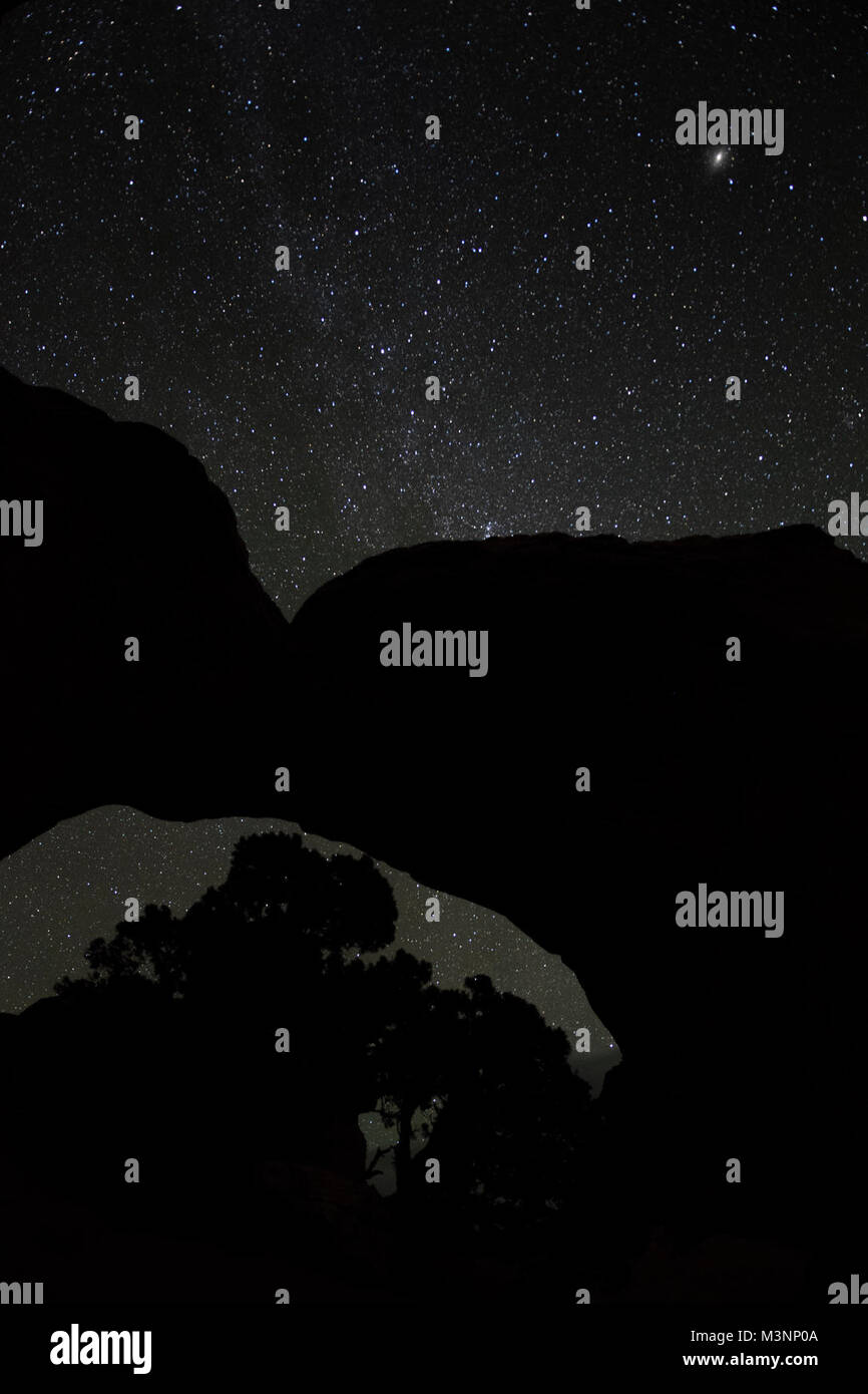 Danse d'Andromède. La galaxie d'Andromède tangos avec Broken Arch sur une nuit d'automne. Banque D'Images