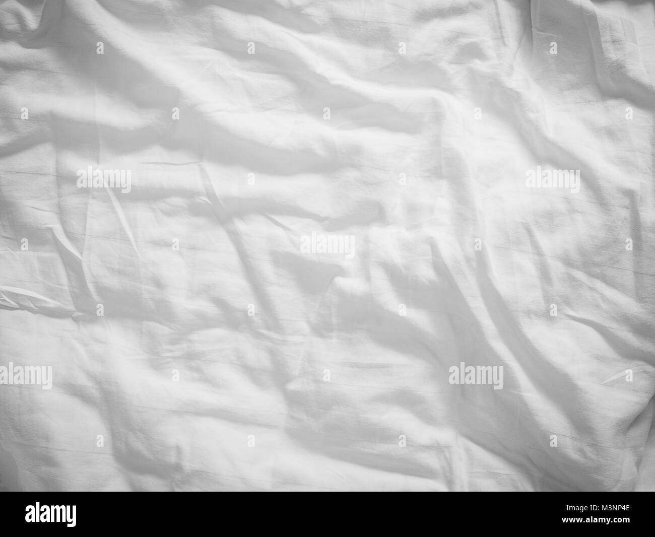 Close up lit défait feuille dans la chambre à coucher après nuit de sommeil,Soft focus froissé blanc texture fabic Banque D'Images
