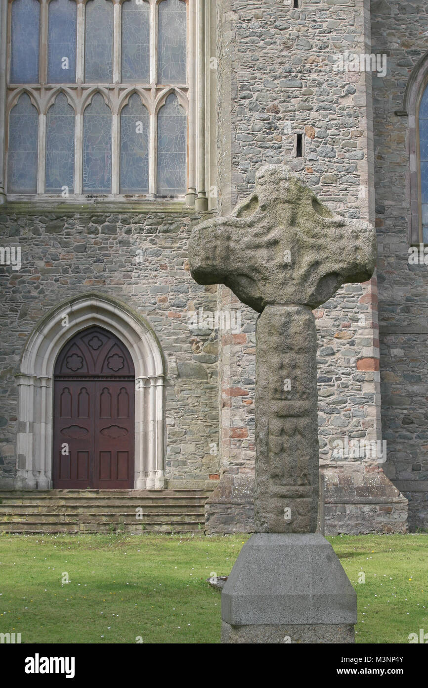 Croix celtique patiné à la Cathédrale, Downpatrick, comté de Down, Irlande du Nord. Banque D'Images