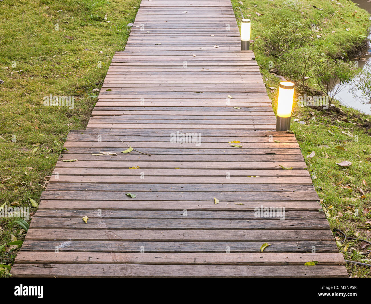 L'éclairage de la lanterne dans le sentier en bois ,parc ou jardin décoration design Banque D'Images