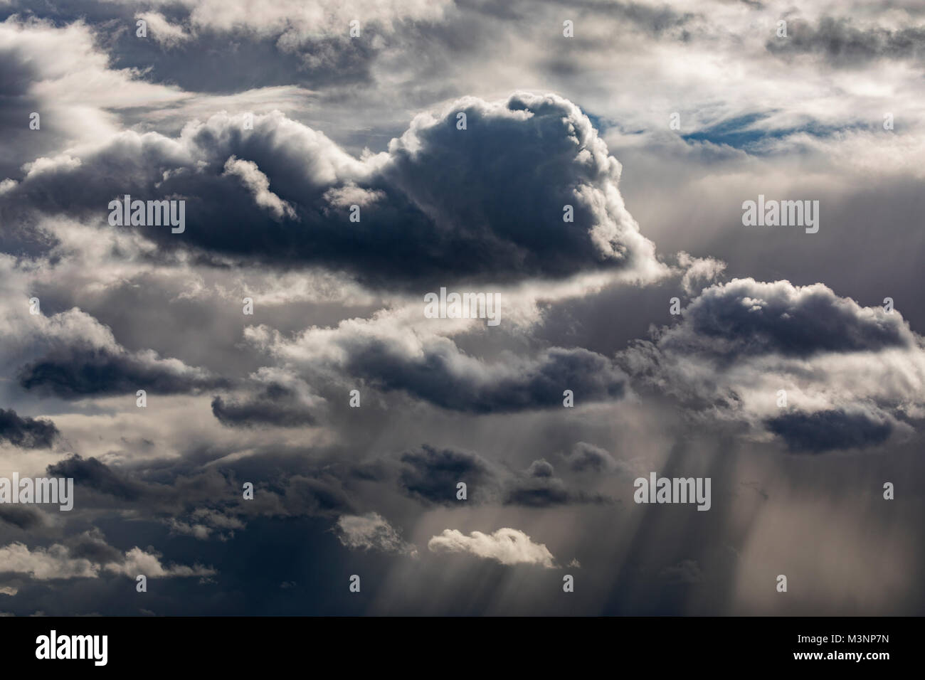 Tempête atmosphérique ciel avec nuages moody Banque D'Images