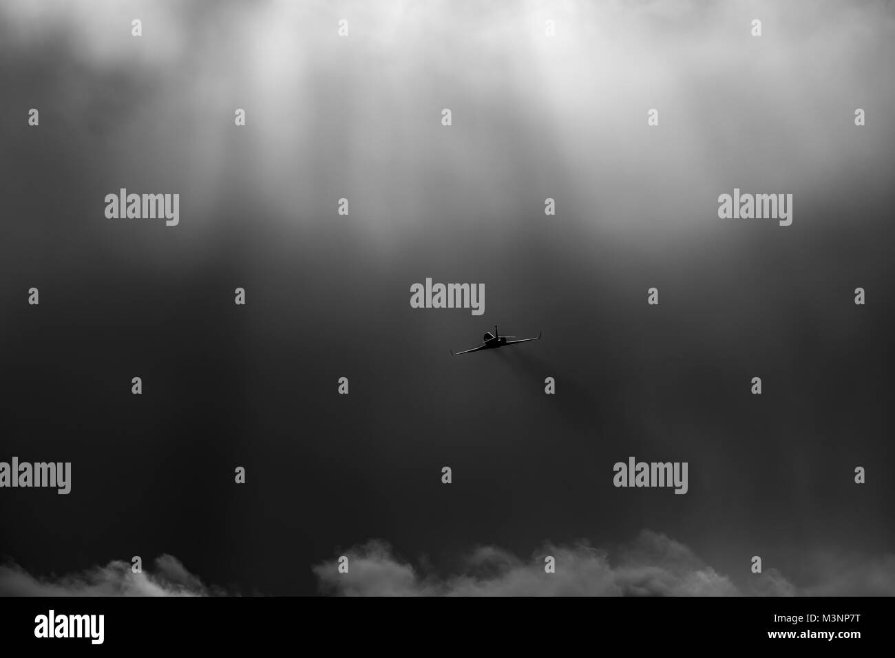 Les avions à réaction volant dans la tempête de pluie Banque D'Images