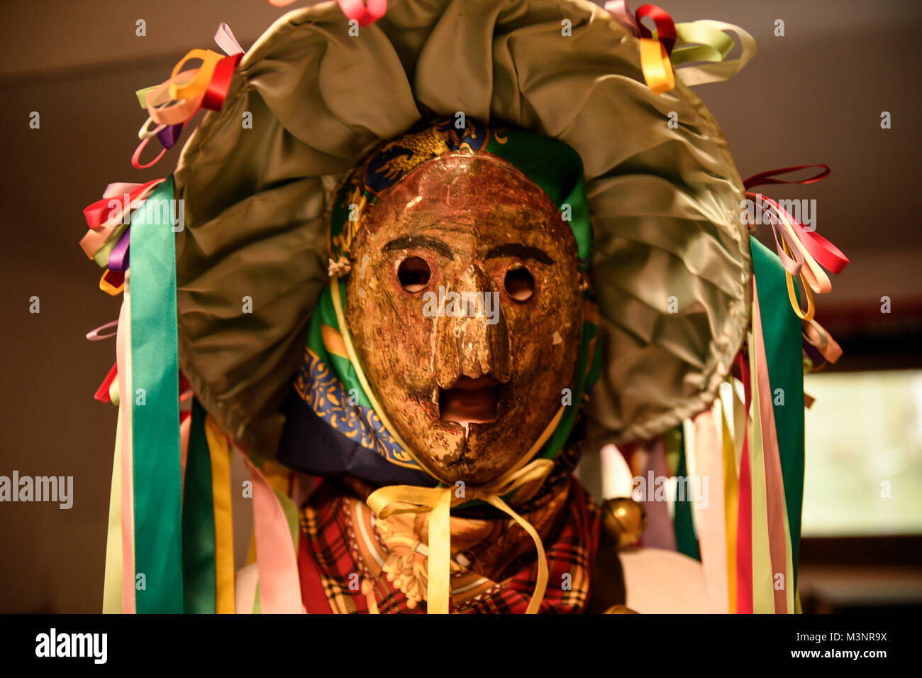 La "mamuxarros" sont des personnalités typique des Unanua's Carnival, qui, vêtu de blanc avec bande rouge dans la taille et masque métallique avec laquelle il couvre le visage, et un grand mouchoir de couleurs pour la tête et le cou. Traversée dans la poitrine, une ceinture de cuir avec grelots et clochettes (pampazillak) qui viennent d'où les bergers et muletiers ont été l'abaissement du port d''Urbasa, et qui servent à être alerte de sa présence inquiétante. Ils sont fournis avec son masque métallique énigmatique "katápola" d'origine inconnue. Ils portent aussi de longues tiges de noisetiers (makilas), de plus de 2 m et une longueur de la moitié Banque D'Images