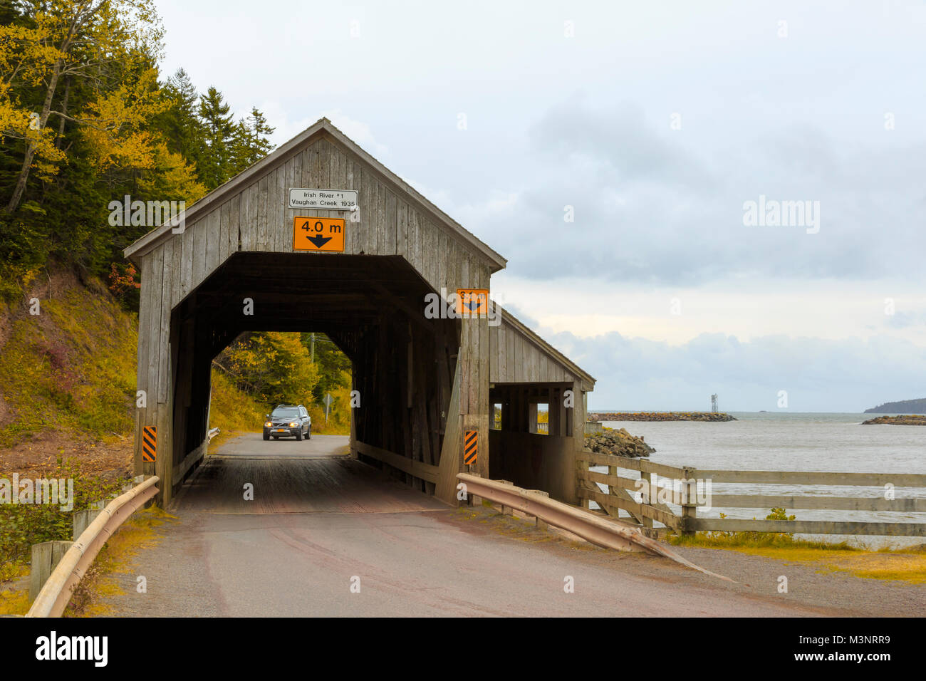 Vieux pont couvert en bois sur la route de l'entrée du port intérieur célèbre baie de Fundy accueil des changements de marée extrême, au Nouveau-Brunswick, Canada, à l'automne Banque D'Images