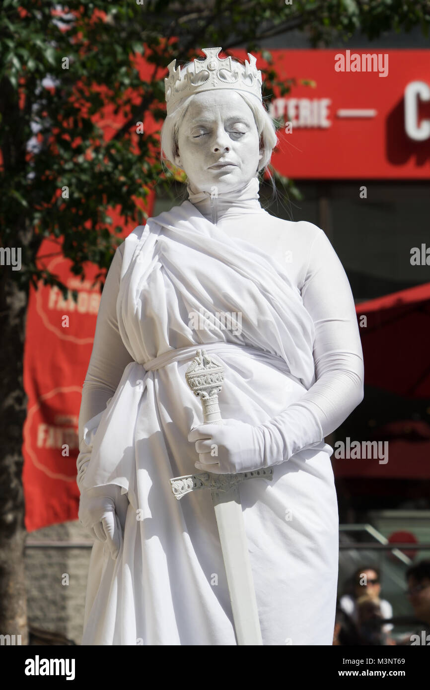 Statue vivante, la reine blanche, à Montréal, province de Québec, Canada. Banque D'Images