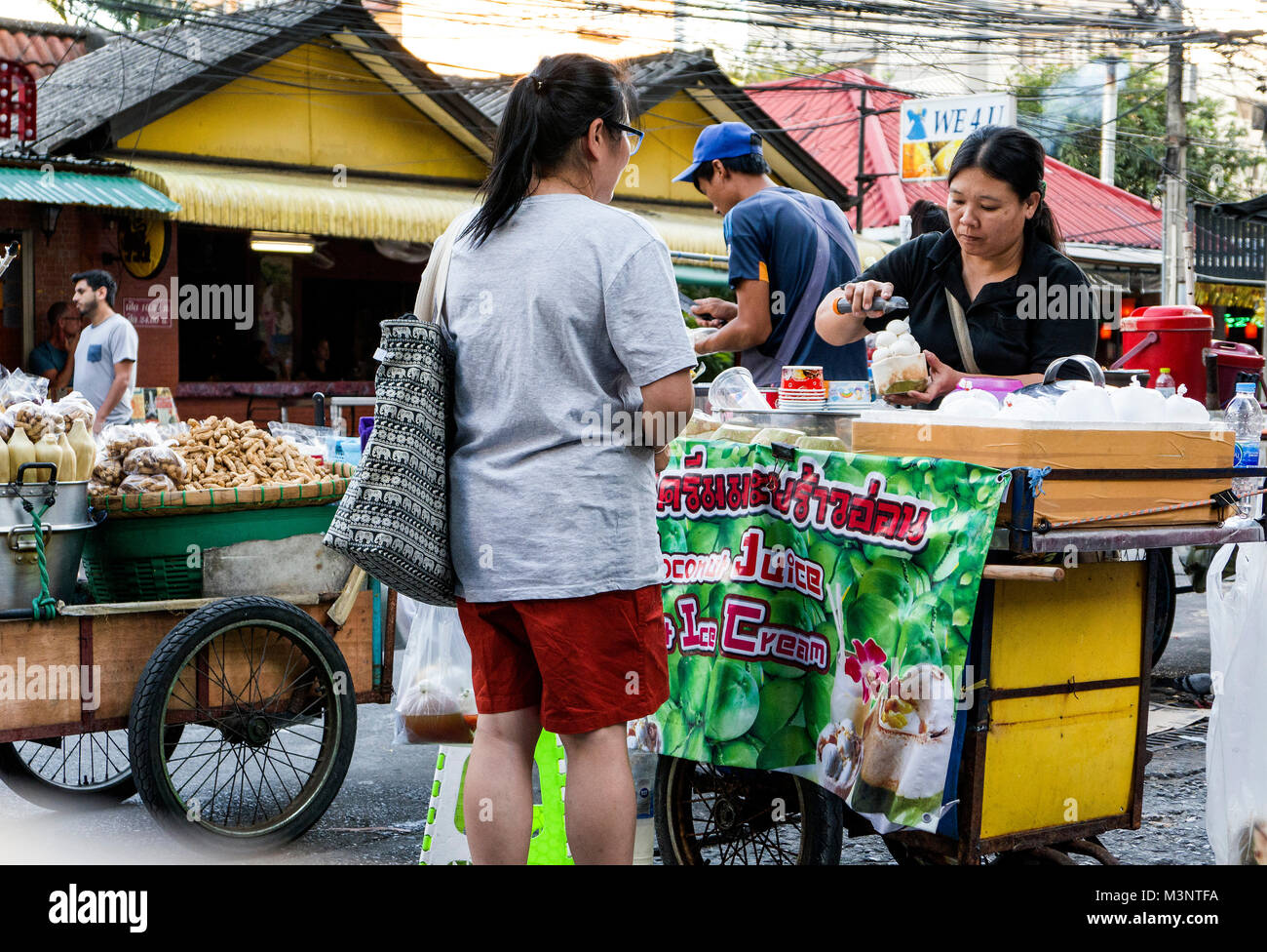 La crème glacée vendeur de rue Sukhumvit Bangkok Thaïlande Banque D'Images