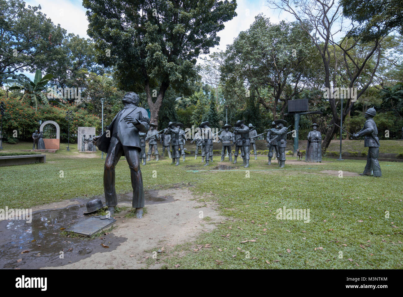 Manille, Philippines - Dec 4, 2018 : le martyre de Dr Jose Rizal grandes statues en métal du Parc Rizal, Manille Banque D'Images