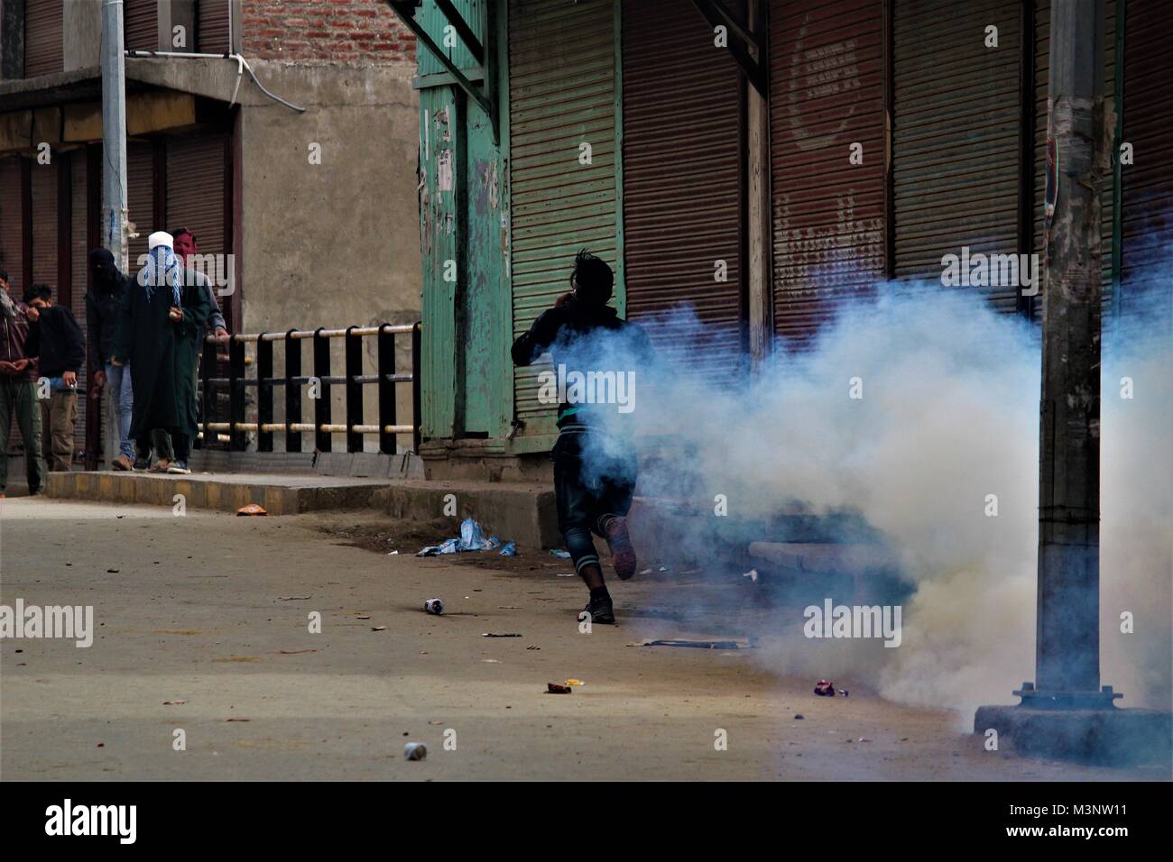 Manifestant musulmans du Cachemire la fuite du gaz lacrymogène shell, baramulla, Cachemire, Inde, Asie Banque D'Images