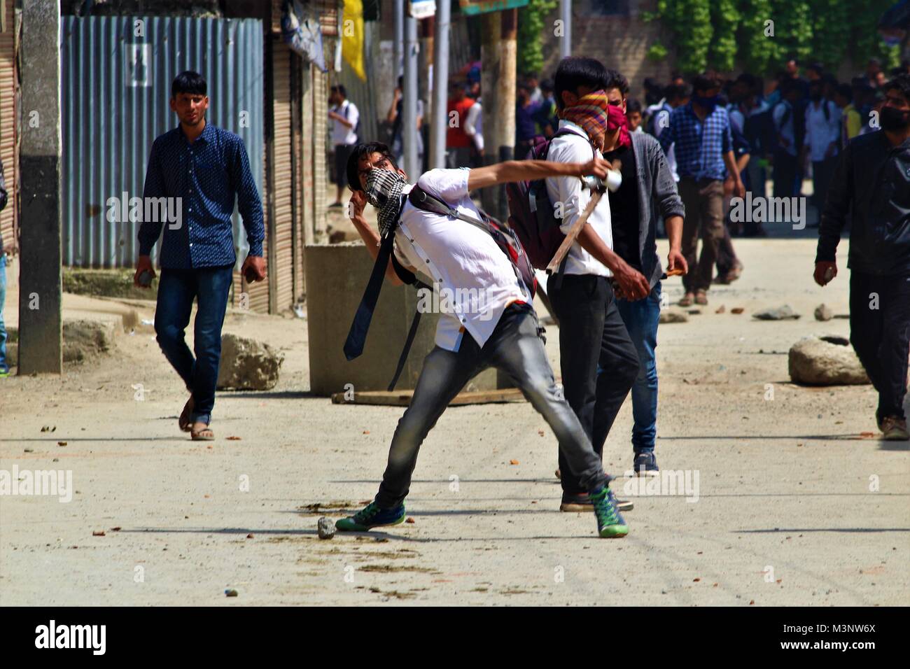 Protestation des étudiants du Cachemire par pierre qui tombe, au Cachemire, en Inde, en Asie Banque D'Images