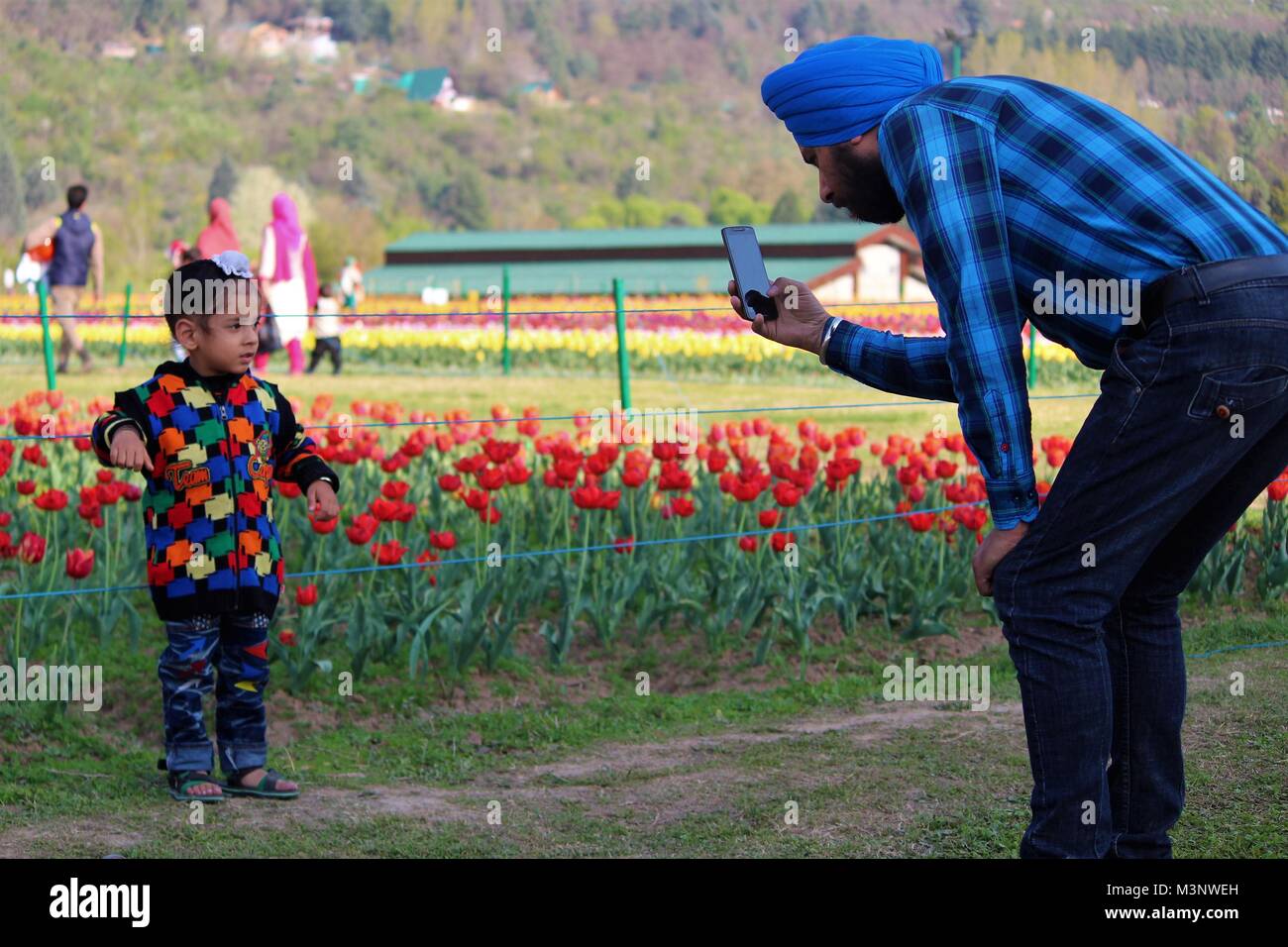Les touristes à Indira Gandhi Memorial Tulip Garden, à Srinagar, au Cachemire, en Inde, en Asie Banque D'Images