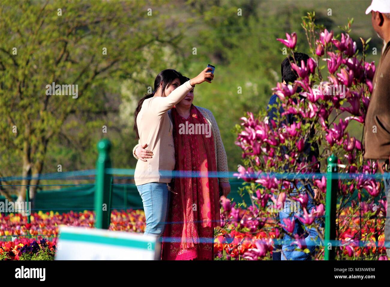 Prendre femme en selfies Indira Gandhi Memorial Tulip Garden, au Cachemire, en Inde, en Asie Banque D'Images
