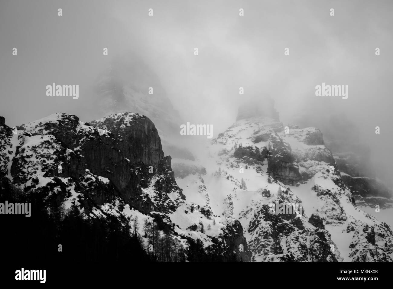 Au sommet des montagnes d'essayer de percer le brouillard dans les Alpes Banque D'Images