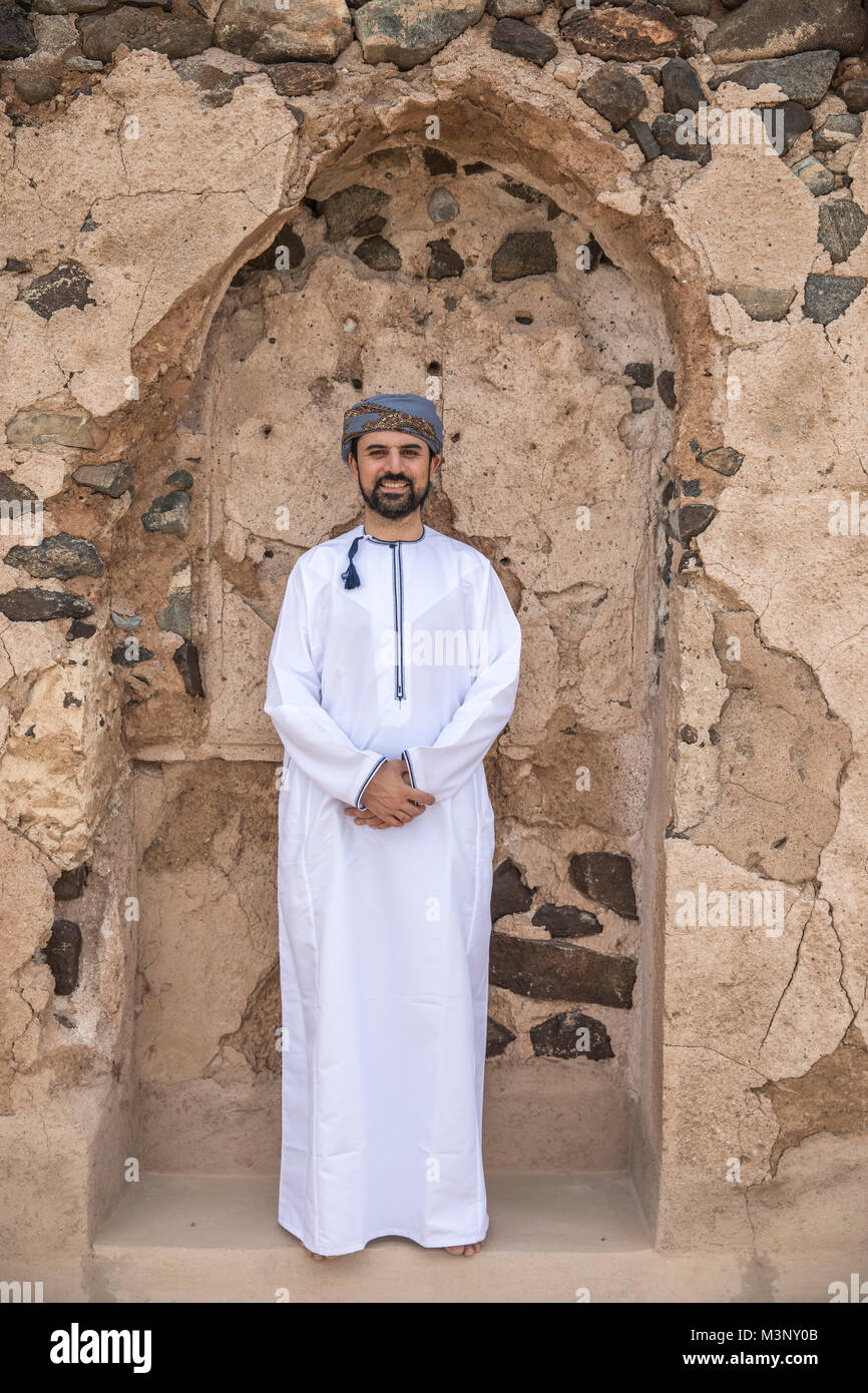 L'homme arabe en tenue traditionnelle omanaise posant pour une comera Photo  Stock - Alamy